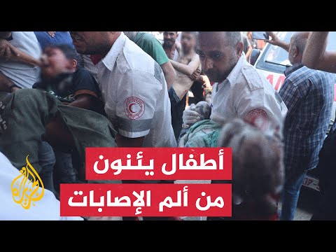 وصول أطفال مصابين جراء قصف إسرائيلي استهدف منطقة الزوايدة وسط قطاع غزة