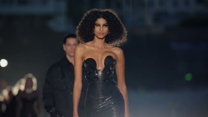 Dua Lipa Makes Her Runway Debut at Versace's Spring 2022 Show During Milan  Fashion Week - Fashionista