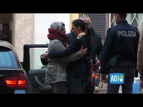 Video Ritrovato a Milano Diego B., era scomparso da nove giorni: l'arrivo della madre in questura