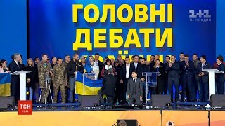 Зеленський та Порошенко стали на коліна перед рідними загиблих на війні бійців