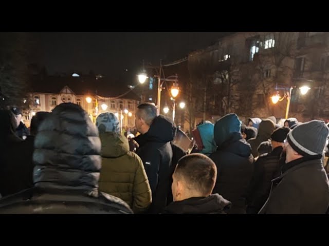 Uživo Aranđelovac: Narod masovno došao da brani pobedu, policija i ćaci uz Vučića