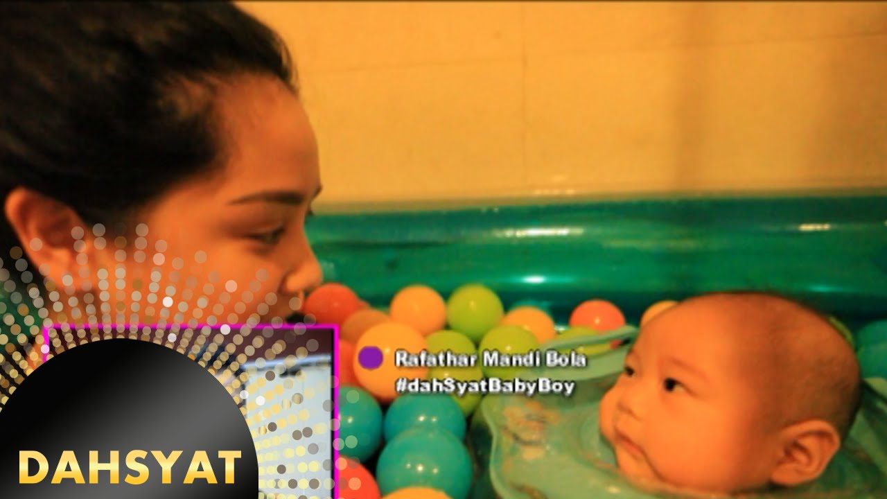 Rafathar mandi bola bareng Raffi & Nagita [Dahsyat] [22 Nov 2015]