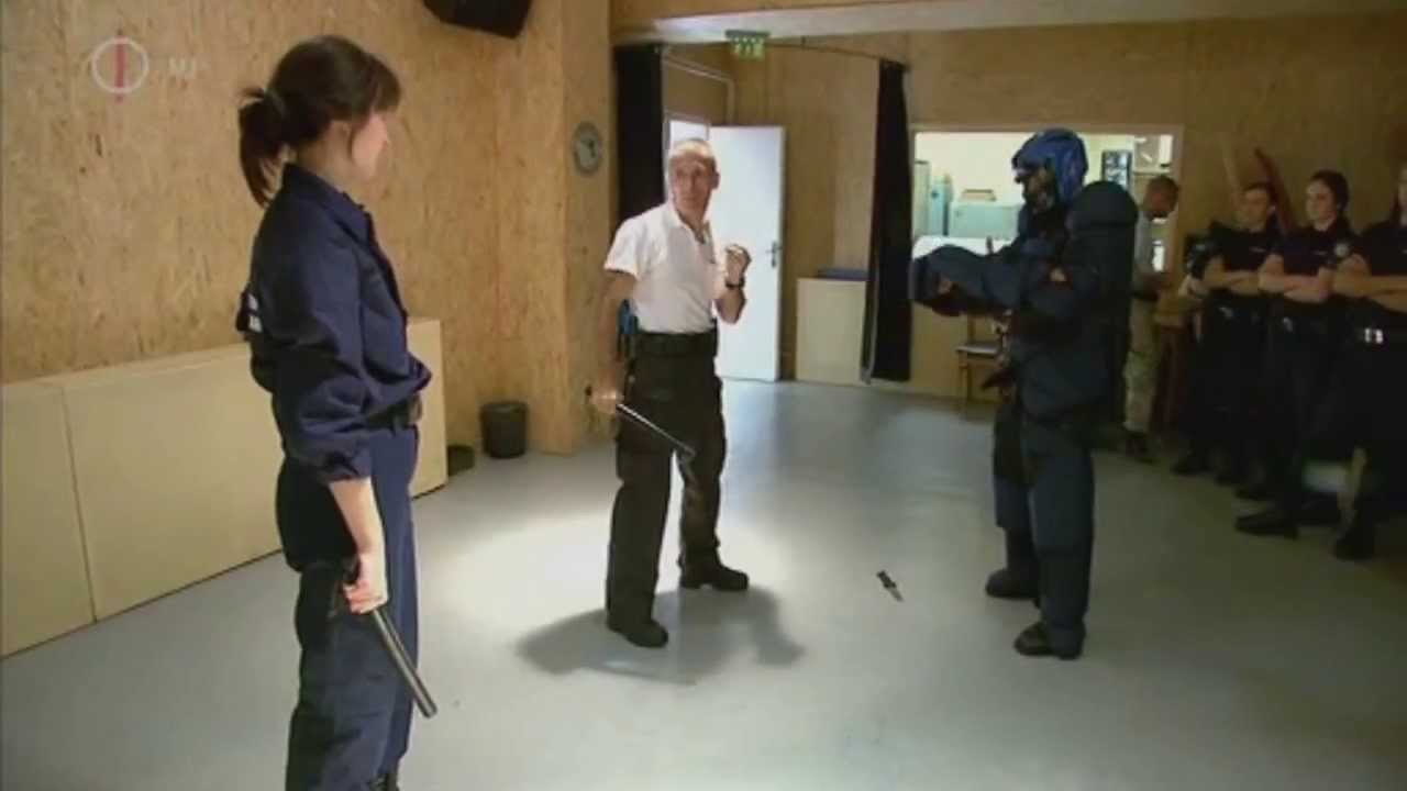 Angi jelenti - Rendőr kiképzésen