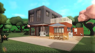 Building a container home in Bloxburg w/friends