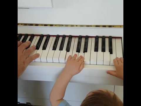 مولود رامي عياش يشارك والده العزف على البيانو