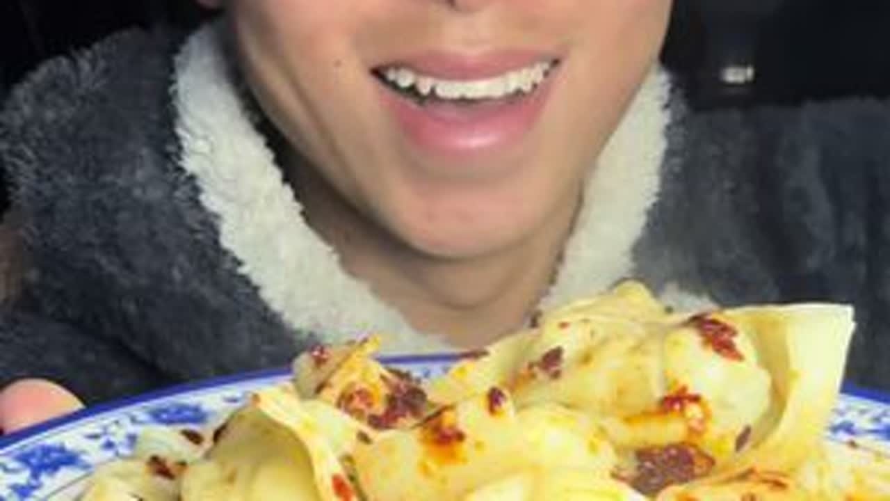 降温了来一碗馄饨，暖心更暖胃，这一刻的幸福， 就是冒着热气的荠菜混沌#美食 #家常饭 #美食视频 #家常美食 #抖出家乡味