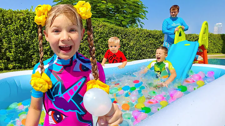 Diana and Roma Water Balloons PlayDate with Baby O...
