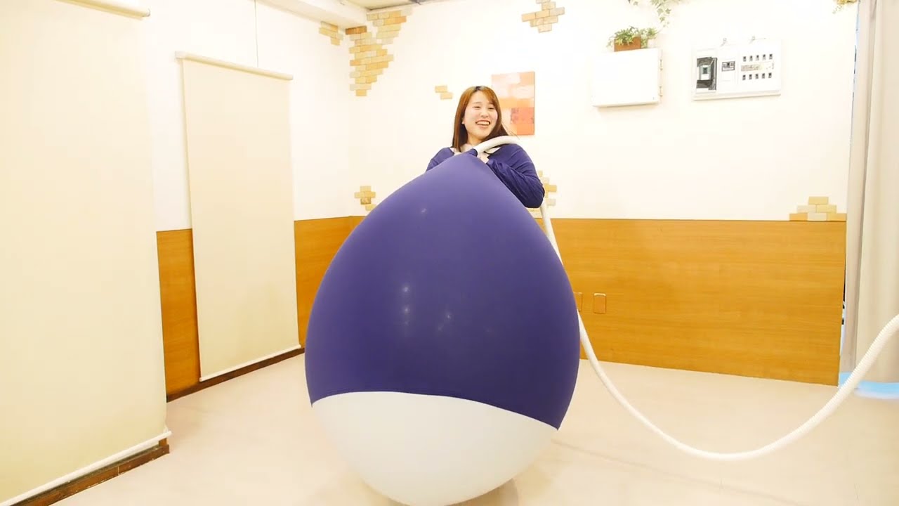 検証　巨大風船割りにチャレンジ　服の中に巨大風船を入れて割ってみます。（１）