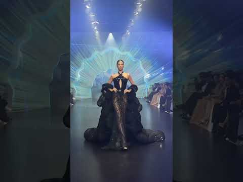 Á Hậu Anntonia lộng lẫy trên show diễn Nguyễn Minh Tuấn
