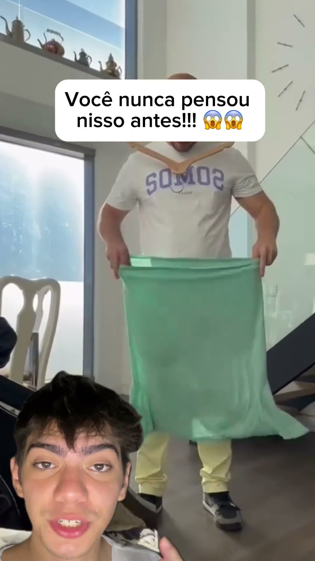 Segure o cabide na boca, ajuste a roupa e pronto! ?? Super simples e prático!