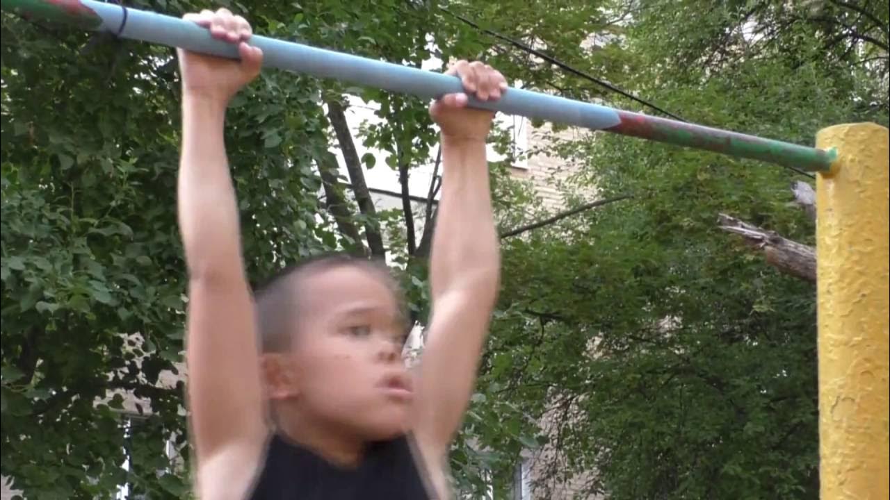 Мальчик на турнике
