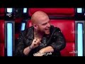 ابداع مغني الروك ياماش كوشوفالي وهو يغني على المسرح