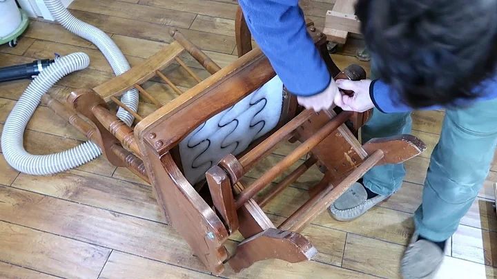 Riparare una sedia a dondolo con meccanismo di ammortamento danneggiato