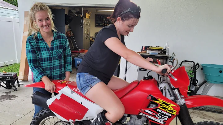 How to start an XR650R - a lesson from girls!