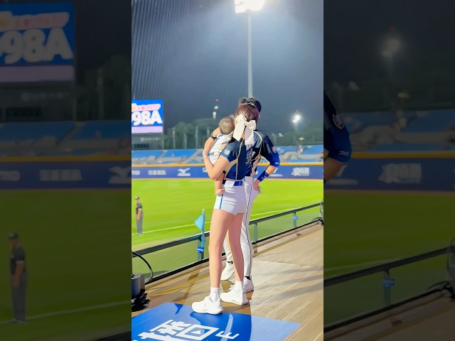 這難道是爸爸媽媽在球場照顧小孩嗎🫣#啦啦隊 #富邦angels #富邦悍將 #南珉貞 #travis #cheerleader #粉絲應援 #fancam #dance #baseball
