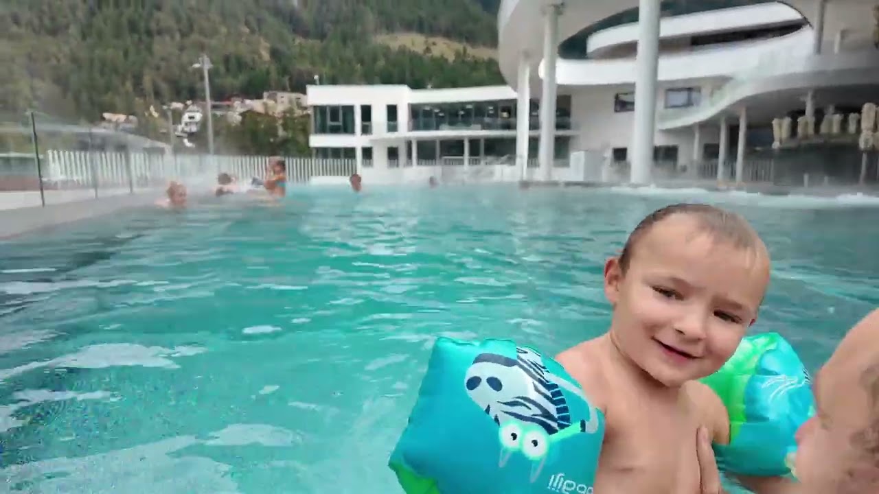 Afară frig, în piscină cald ca vara! 💦 O zi de relaxare în familie ☀️
