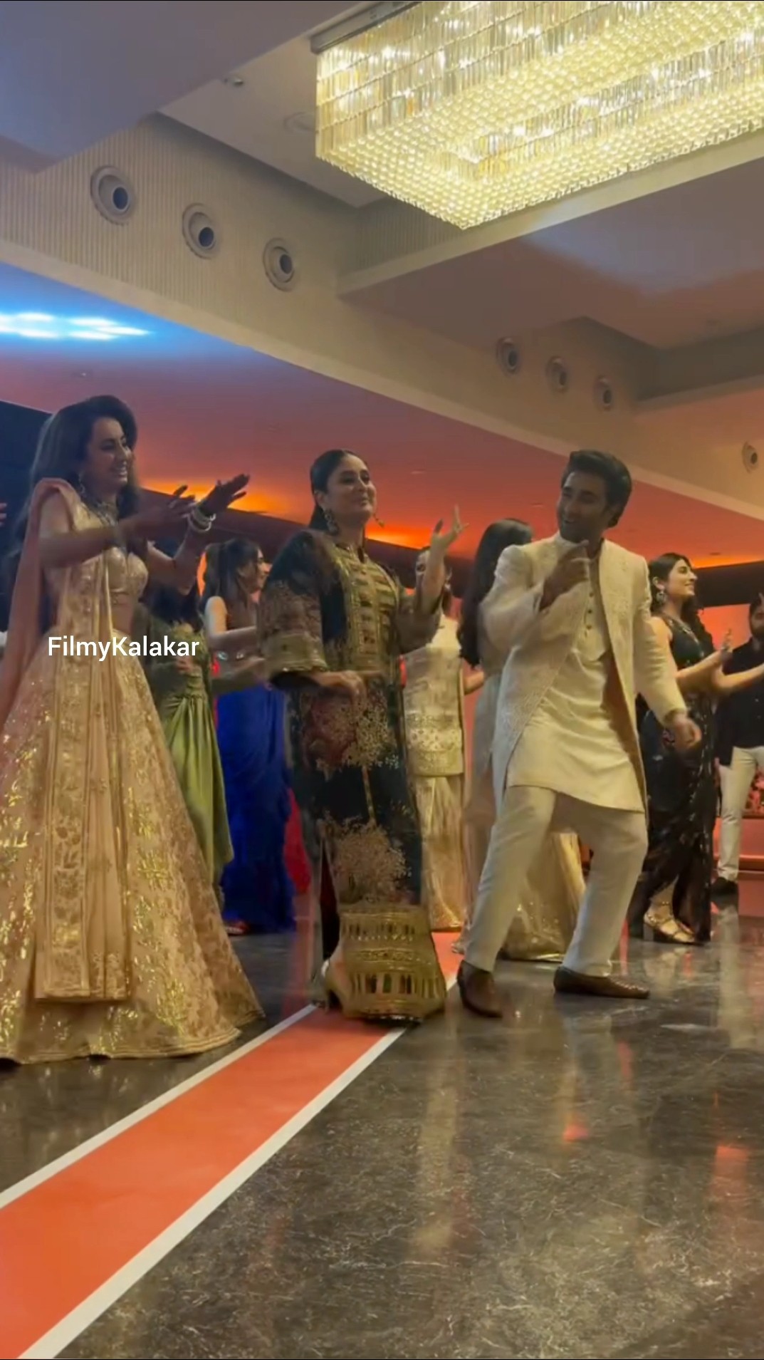 #kareenakapoorkhan 's performance added glam to #aadarjain #alekhaadvani 's wedding ? #filmykalakar