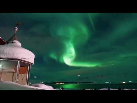 Wintermärchen unter Nordlichtern am Fjord