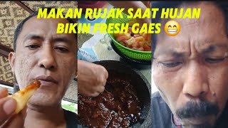 Makan Rujak Petis Buah Nanas Dan Jambu Air Saat Hujan Besar Di Saung