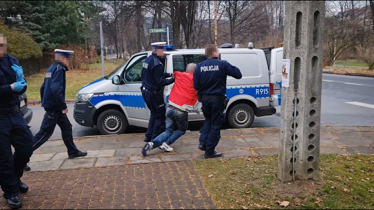 Nie był w stanie ustać na nogach. Do sklepu po zakąskę przyjechał z flaszką w ręce...