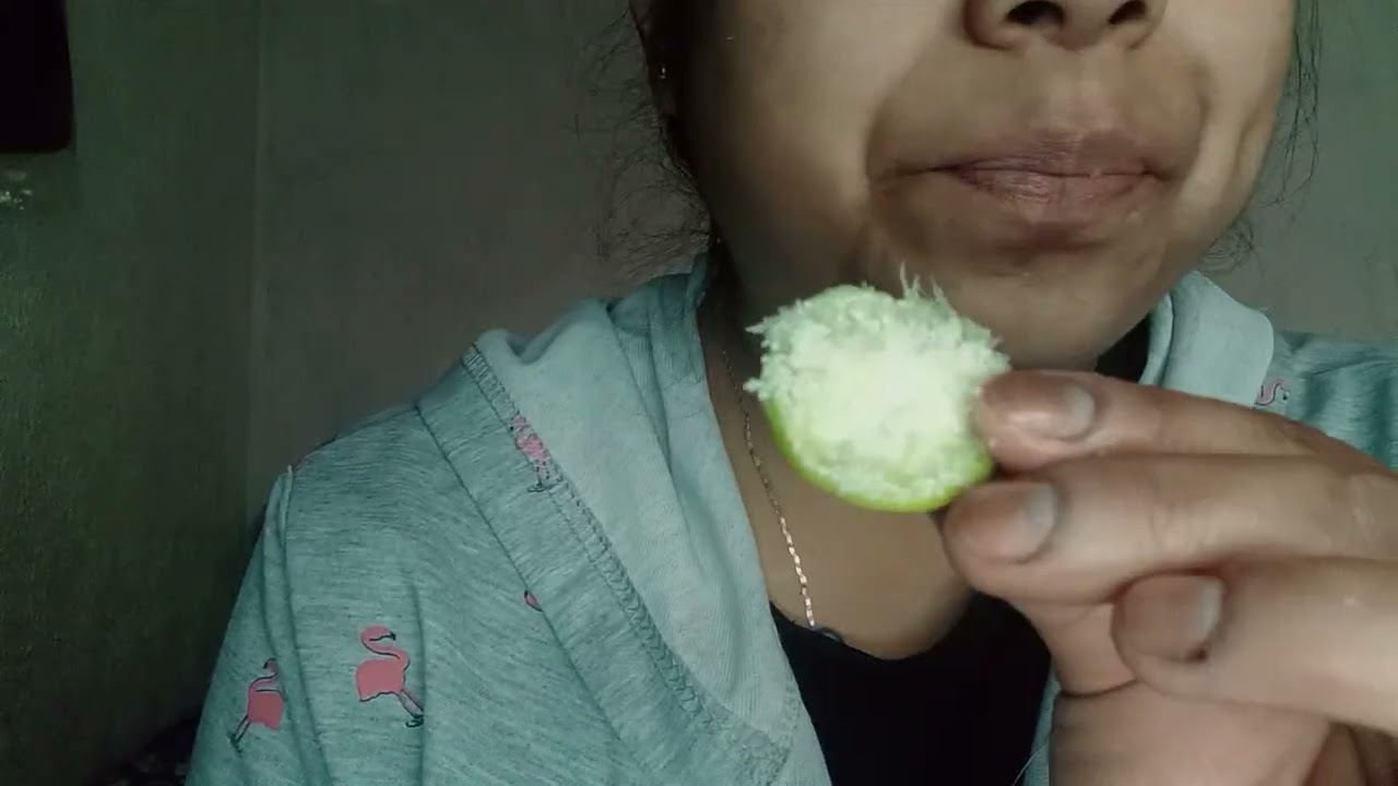 ASMR MEXICANO disfrutando de un delicioso 😋 limón 🍋 con sal 🧂#asmr #mouthsounds 
