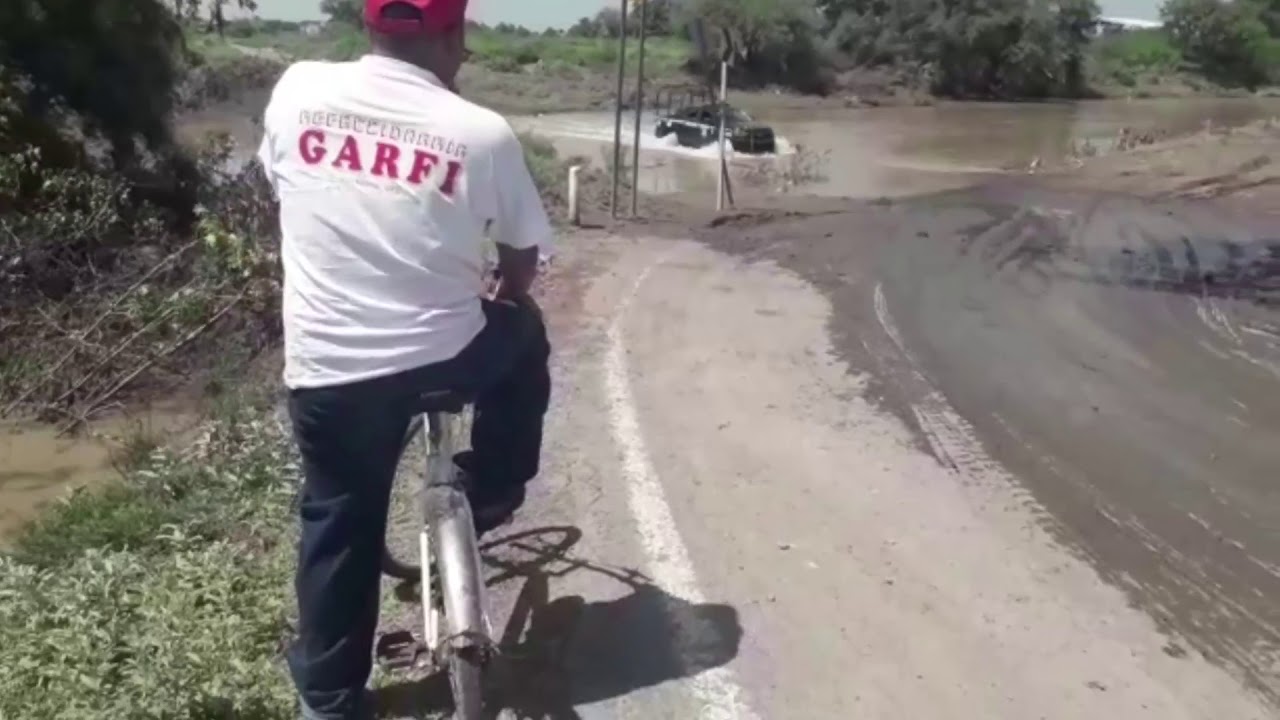 Puente sigue bajo el agua
