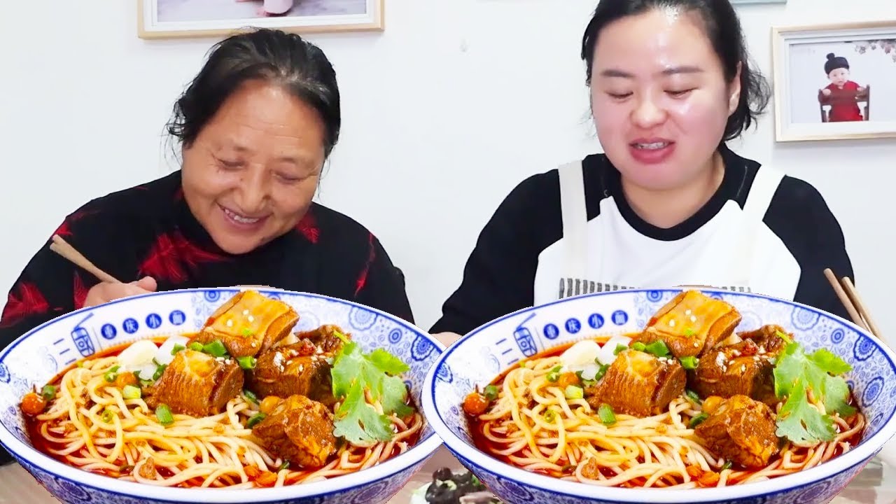 婆婆削面丹丹做排骨汤，放个鸡蛋就有饭店排骨刀削面的感觉了，味道更是不输店里卖的！【胖手手丹丹】