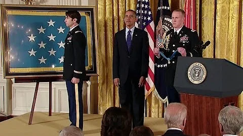 President Obama awards Captain William Swenson, U....