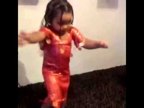 رقاصة صغيرة مزة