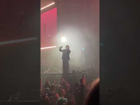 Noah chatting up the Boston crowd. TD Garden 3/11/26 Do you feel love tour. 