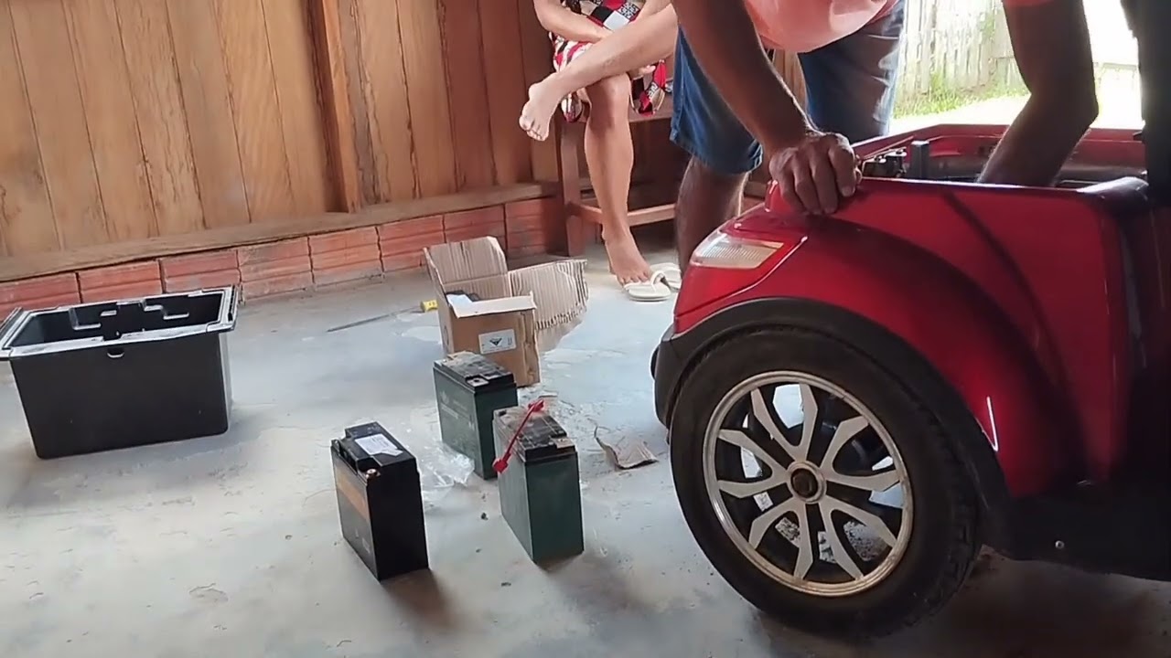 Trocando as baterias do triciclo elétrico plus 