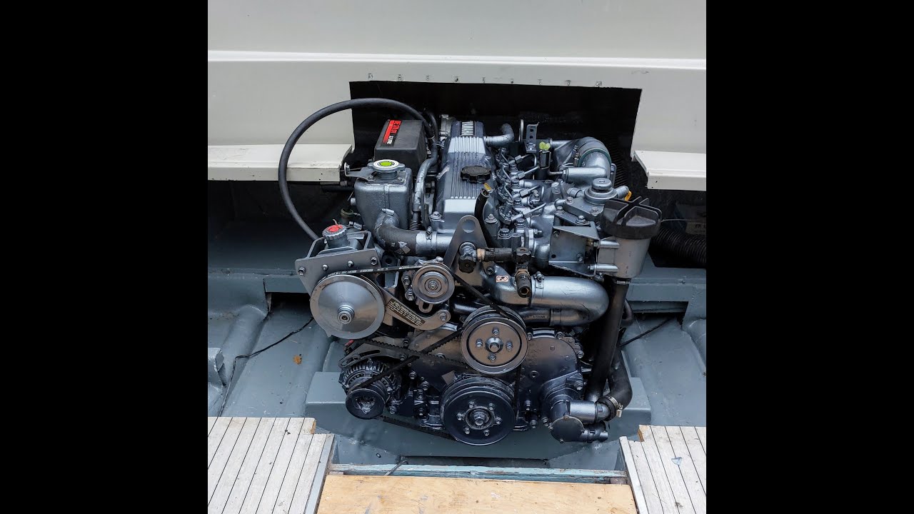 Den nya motorn lyft på plats