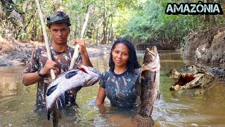 PESCA PRIMITIVA de ARPÃO e Peixe GRANDE no MEIO da FLORESTA AMAZÔNICA de cara com as FERAS PERIGOSAS