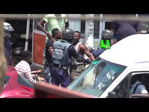 video-shows-man-resisting-arrest-from-the-police-at-abeka-junction,-accra