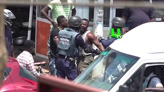 Video shows man resisting arrest from the police at Abeka Junction, Accra screenshot 5