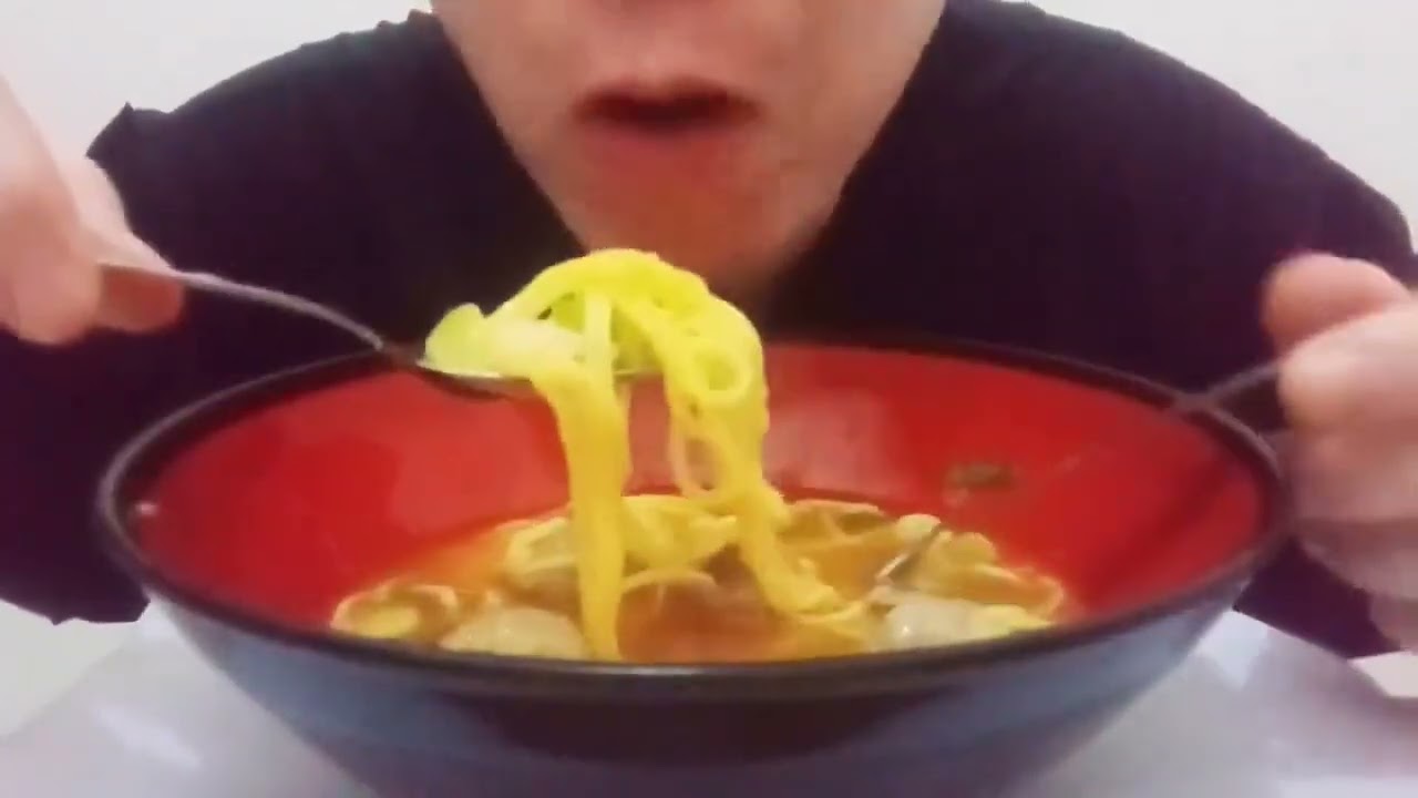 Makan Mie Bakso Porsi Jumbo