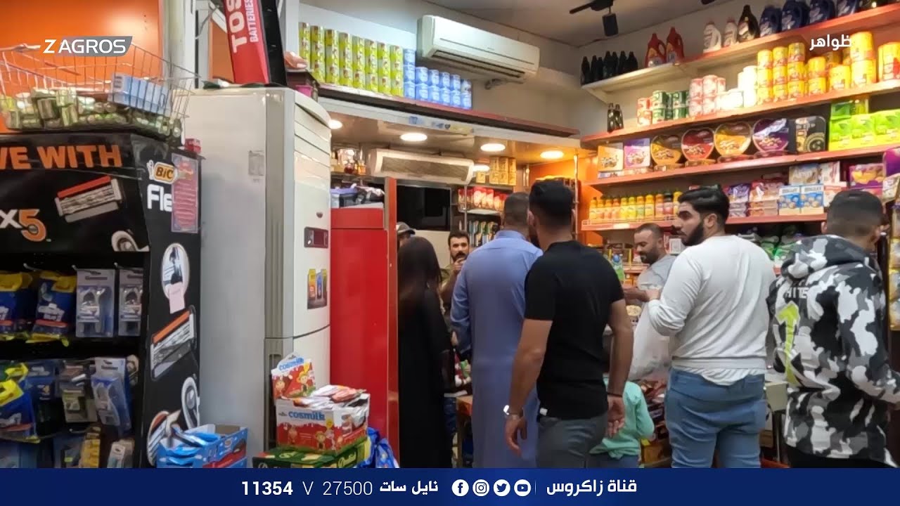 أجبروه على تقبيل يدها ورأسها.. غضب بين الناس بعد أن شتم ابن والدته وأساء معاملتها