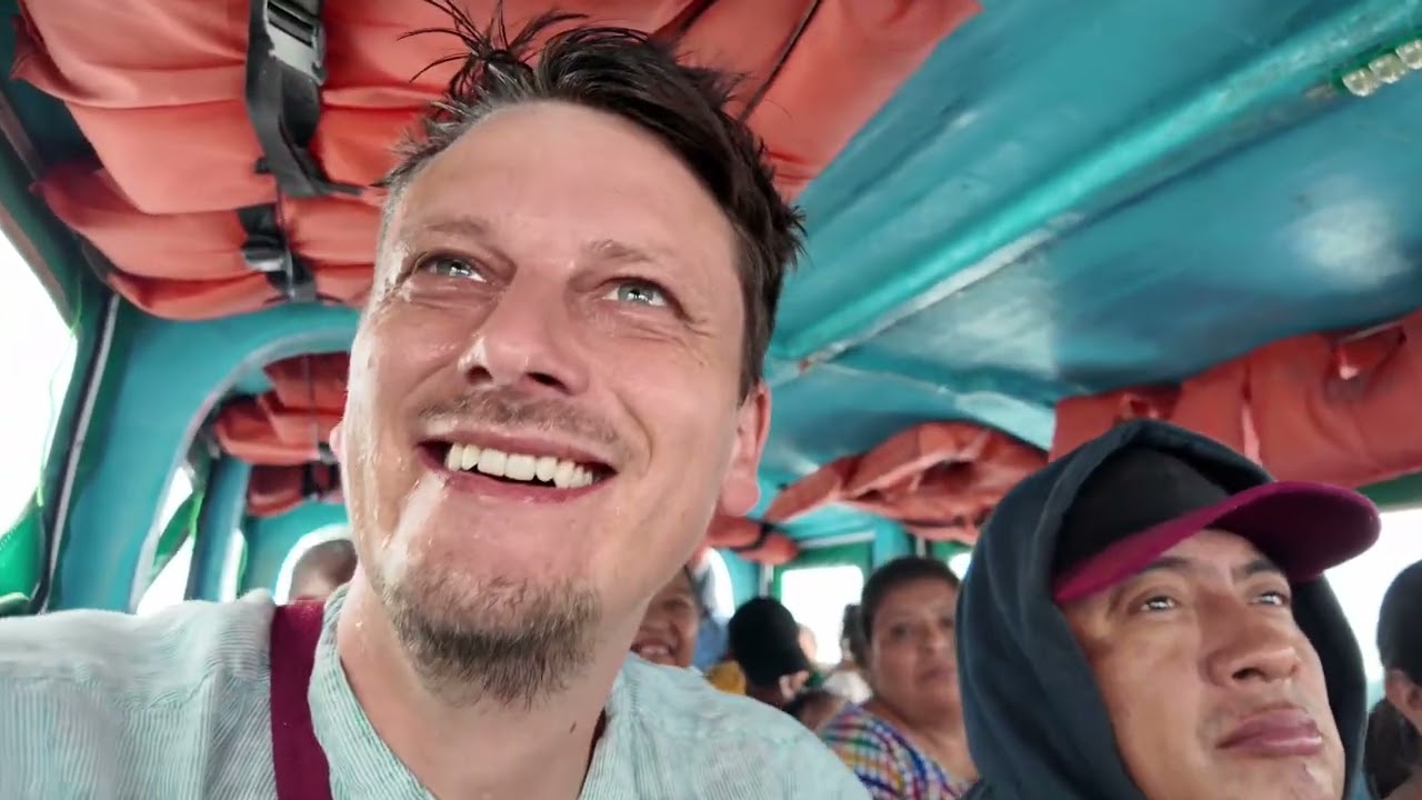 Разъярённый хиппи нападает на другого хиппи в Сан-Маркосе, озеро Атитлан