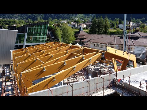 Nuova piscina di Arta Terme: montaggio della struttura portante in legno