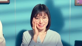 松岡茉優、メガネ姿の“地味会社員”に変身　花柄スカートで脱“ほどほど”？