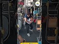 Sederhana, tapi Nggak Semua Orang Mau Ngelakuinnya. Supir Bus Ini Rela Gendong Lansia untuk Turun