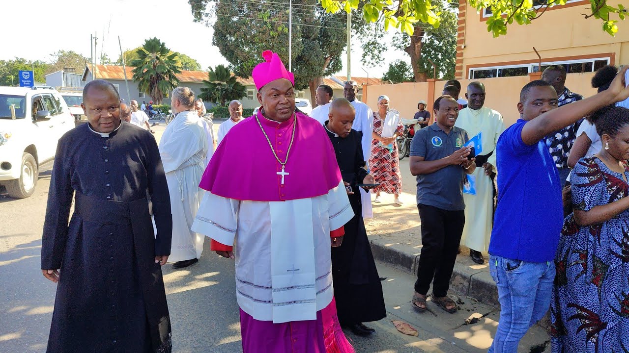 Shangwe Tanga, Askofu Mteule Alivyopokelewa Kifalme,Atembea kwa Mguu Mjini,Maandamano hadi Cathedral