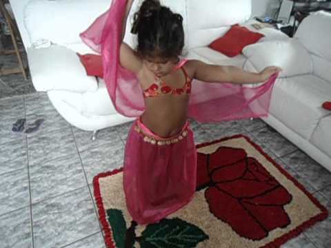 Júlia dançando a dança do ventre