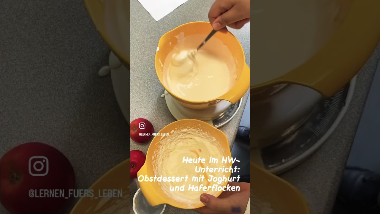 Obstdessert mit Joghurt und Haferflocken-öğrencilerimin derste hazırladıkları yulaflı meyveli yoğurt