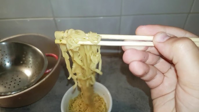 Je prépare des nouilles au micro-ondes 🧐 #noodles #food #realisticcake  #trompeloeil 