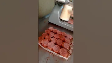 Вот так делают пепперони из обычной колбасы