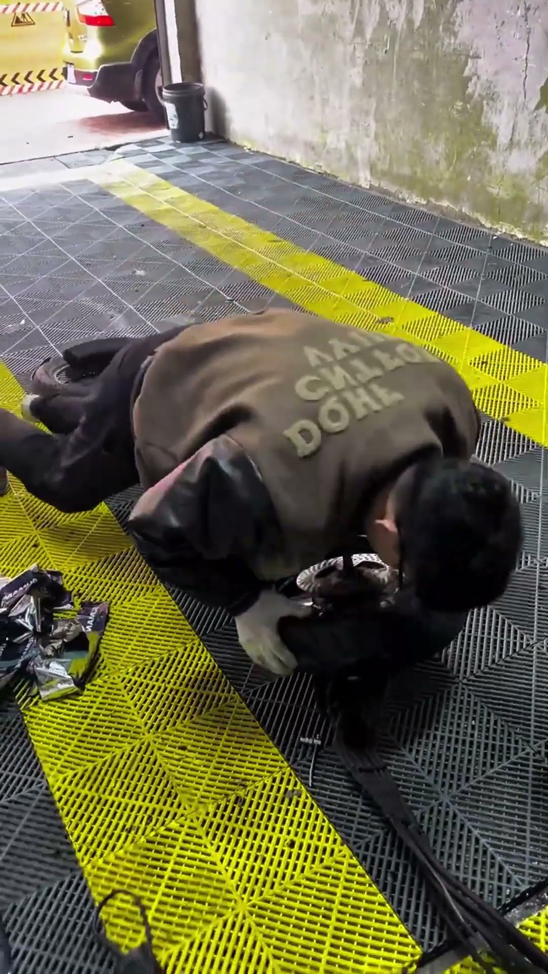 Manual tire installation process