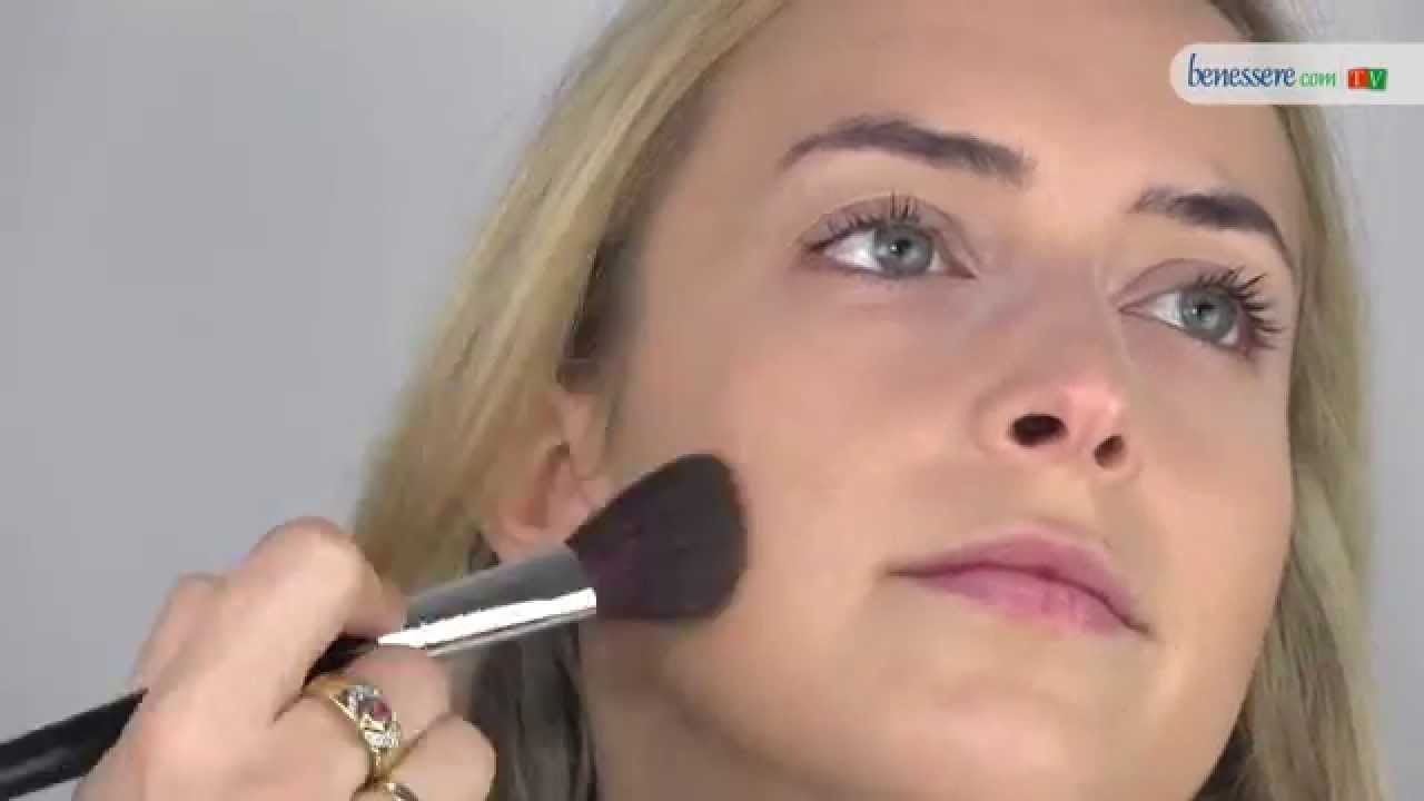 Tutorial di make-up: stendere la base perfetta per ogni trucco