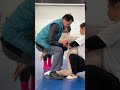 ストレッチの指導を受ける女子生徒