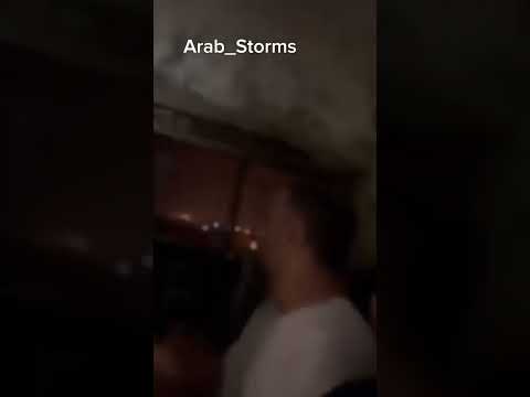 لحظات مرعبة لليبيين حاصرتهم السيول في أحد العمارات في درنة